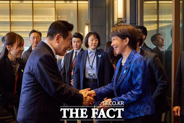 다카이치 사나에 일본 총리가 13일 일본 나라현의 한 호텔에 도착한 이재명 대통령을 영접하고 있다. /청와대