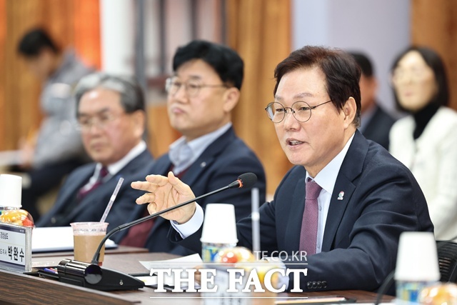 지역치안협의회 위원장인 박완수 경남도지사가 16일 경남경찰청 강당에서 지역치안협의회를 주재하고 있다. /경남도