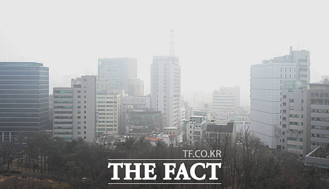 전국 대부분 지역의 미세먼지 농도가 ‘나쁨’ 수준을 보인 16일 오전 서울 종로구에서 바라본 도심 일대가 뿌옇게 보이고 있다. /서예원 기자