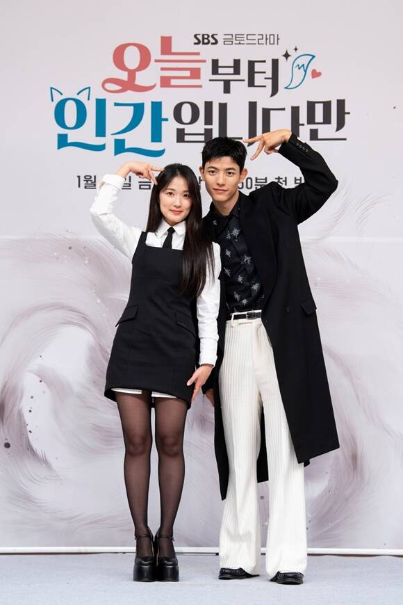 배우 김혜윤(왼쪽)과 로몬이 호흡을 맞추는 '오늘부터 인간입니다만'은 매주 금, 토요일 오후 9시 50분 시청자들과 만난다. /SBS