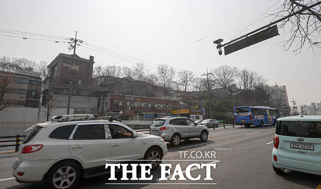 서울시가 노후 경유 차량 소유자에게 부과하는 자동차 환경개선부담금을 1월 16일~2월 2일 내 일시납부(연납)시 부과 금액의 10%를 감면해준다. /더팩트 DB