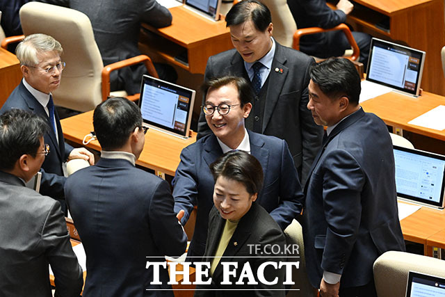 통일교 금품수수 의혹을 받는 전재수 더불어민주당 의원이 16일 오후 서울 여의도 국회에서 열린 제431회 국회(임시회) 제1차 본회의에 참석해 동료 의원들과 인사를 나누고 있다. /국회=남용희 기자