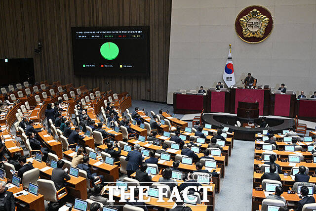 우원식 국회의장이 16일 오후 서울 여의도 국회에서 열린 제431회 국회(임시회) 제1차 본회의에서 윤석열·김건희에 의한 내란·외환 및 국정농단 행위의 진상규명을 위한 특별검사 임명 등에 관한 법률안(2차 종합 특검법) 가결을 알리며 의사봉을 두드리고 있다. /국회=남용희 기자