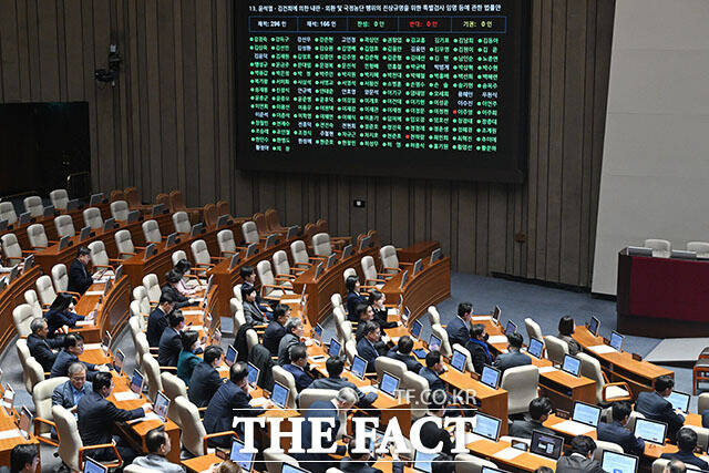 윤석열·김건희에 의한 내란·외환 및 국정농단 행위의 진상규명을 위한 특별검사 임명 등에 관한 법률안(2차 종합 특검법) 가결을 알리며 의사봉 두드리는 우 의장.