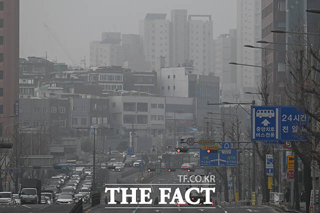 전국 대부분 지역의 미세먼지 농도가 ‘나쁨’ 수준을 보인 16일 오전 서울 종로구에서 바라본 도심 일대가 뿌옇게 보이고 있다. /서예원 기자