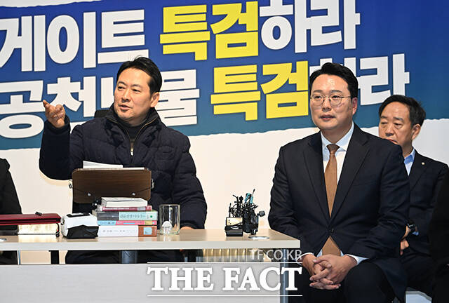 천하람 개혁신당 원내대표(오른쪽)가 16일 오전 서울 여의도 국회 로텐더홀에서 단식농성에 돌입한 장동혁 국민의힘 대표를 찾아 손을 맞잡고 있다. /국회=박헌우 기자