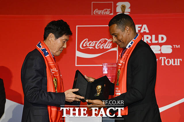 이준엽 한국 코카-콜라 대표이사와 김승희 대한축구협회 전무, 전 브라질 축구 국가대표 지우베르투 시우바, 차범근 전 한국축구대표팀 감독, 이영표 축구 해설위원, 차두리 화성FC 감독, 구자철 레드앤골드풋볼 디렉터(왼쪽부터)가 16일 오후 서울 용산구 CGV 용산아이파크몰에서 열린 ‘FIFA 월드컵™ 트로피 투어 by 코카-콜라’ 미디어 간담회에 참석해 기념 촬영을 하고 있다. /서예원 기자