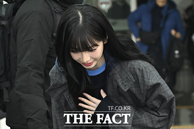 카리나가 포즈를 취하고 있다.