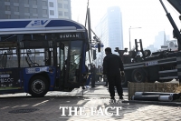  견인되는 서대문역 사고 버스 [포토]