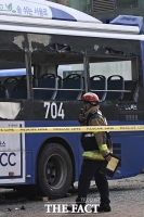  서대문 사고 버스 '주변 정리하는 소방관' [포토]