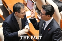  웃으며 대화 나누는 김민석 총리-김상욱 의원 [포토]