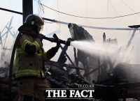  구룡마을 화재 6시간 반 만에 큰 불길 잡혀...대응단계 하향 [TF사진관]