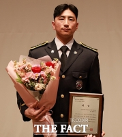  초대형 산불서 61명 생명 지켰다…울진해경 강병모 경장, '제복상' 대상