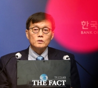  원·달러 1500원선 다가서도 금리 인상 '봉인'…이창용, 못 올린 이유는
