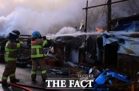  구룡마을 4지구 큰 불, 화재 진압 힘쓰는 소방관들 [TF포착]