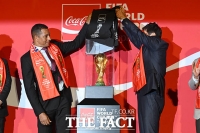  '진짜 월드컵 트로피' 한국 상륙...시우바와 함께 공개 [TF사진관]