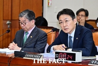  李 '부패한 이너서클' 강력 비판에 권대영 