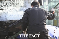  사고 현장 정리하는 관계자 [포토]