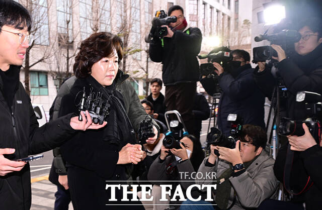 더불어민주당을 탈당한 강선우 무소속 의원에게 '공천헌금' 명목으로 1억 원을 건넨 의혹을 받는 김경 서울시의원이 15일 오전 서울 마포구 서울경찰청 공공범죄수사대에 피의자 신분으로 출석하고 있다./이새롬 기자