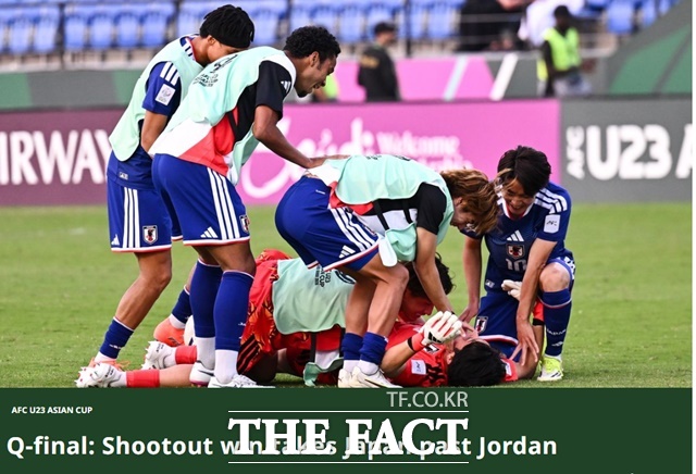 무실점 행진을 벌이던 '디펜딩 챔피언' 일본은 16일 요르단과 2026 AFC U23 아시안컵 8강전에서 약점을 노출하며 승부차기 4-2 진땀승을 거두고 4강에 올랐다. 승부차기 승리 후 선방을 펼친 골키퍼 아라키 루이를 얼싸안고 기뻐하는 일본 선수들./AFC