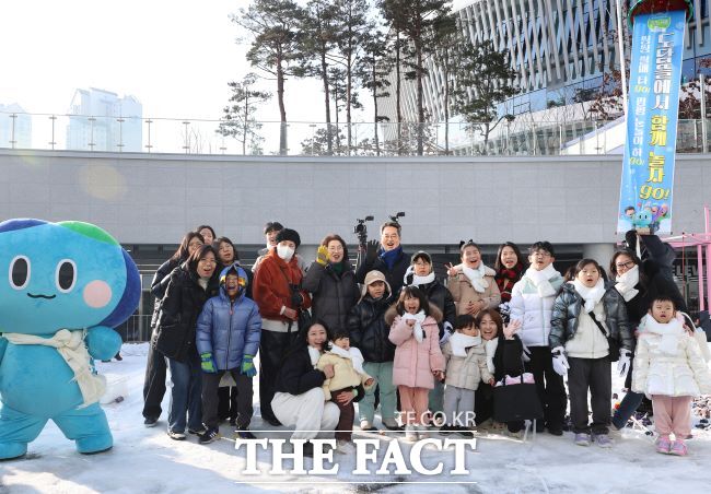 17일 개장한 경기도담뜰 겨울 눈밭 놀이터에서 시민들이 기념촬영을 하고 있다. /경기도