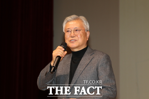 문재인 전 대통령이 17일 열린 김한수 전 배재대학교 부총장의 교실을 교실답게 북콘서트에 참석해 인사말을 하고 있다. /정예준 기자