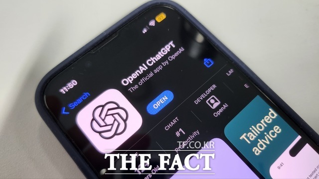 미국 오픈AI의 인공지능(AI) 챗봇 서비스 '챗GPT'가 무료 버전과 저가 요금제에 광고를 도입하겠다고 밝혔다. /더팩트 DB