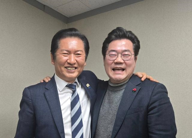 더불어민주당 당권을 두고 경쟁했던 정청래 대표와 박찬대 의원이 심야에 회동을 가졌다. /양문석 의원 페이스북 캡처