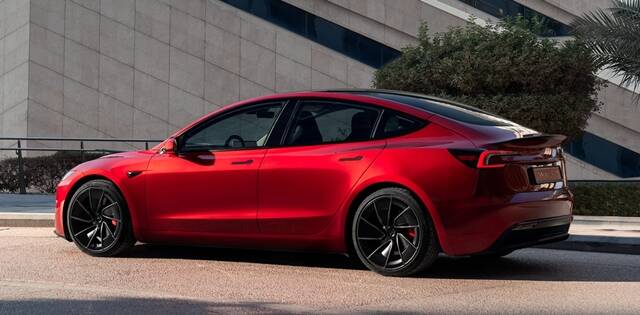 테슬라코리아가 보급형 세단 모델3의 가격을 낮추었다. 전기차 보조금 적용 시 일부 지역에선 3000만 원 후반대에 구매할 수 있게 된다. /테슬라코리아