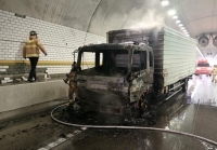  고속도로 달리던 5톤 트럭 화재…의성 안평2터널 앞 아수라장