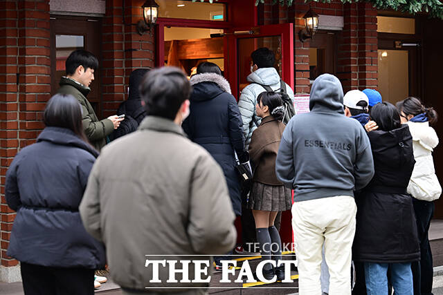 '두바이 쫀득쿠키'를 위해 줄 선 시민들.