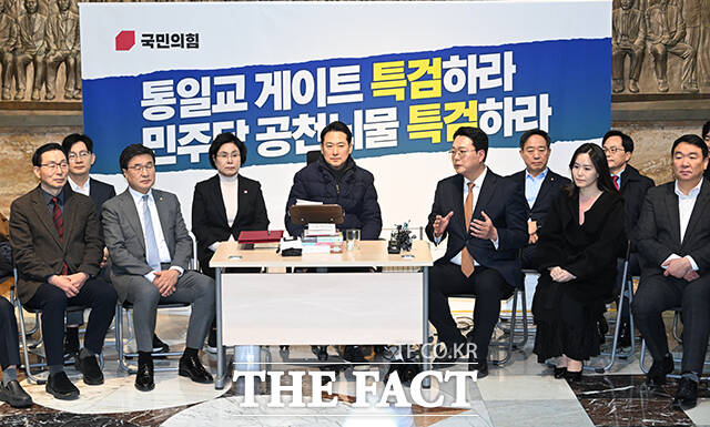 천하람 개혁신당 원내대표가 지난 16일 오전 서울 여의도 국회 로텐더홀에서 단식농성에 돌입한 장동혁 국민의힘 대표를 찾아 대화를 나누는 모습. /박헌우 기자