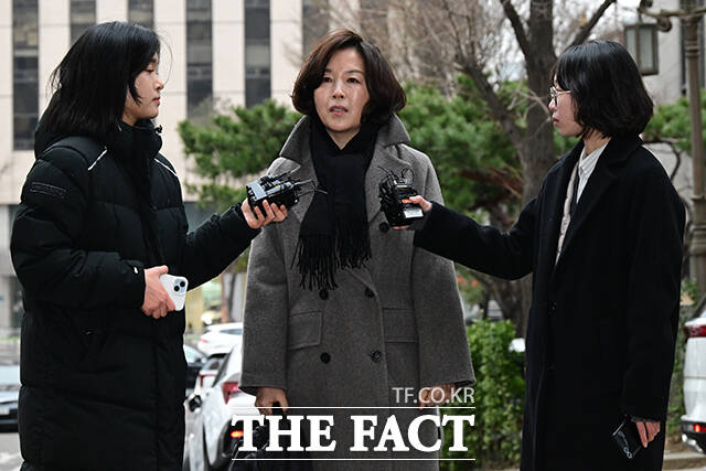 강선우 무소속 의원 측에 '공천 헌금' 1억 원을 건넨 의혹을 받는 김경 서울시의원이 18일 오전 서울 마포구 서울경찰청 공공범죄수사대에서 3차 경찰 조사에 출석하고 있다. /남윤호 기자