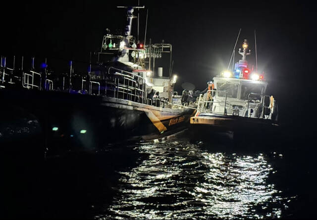 포항해경이 18일 오전 동해상에서 표류 중이던 낚시어선의 승선원 22명을 모두 구조했다. /포항해양경찰서