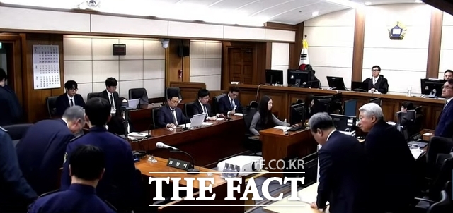 서울중앙지법 형사합의35부(부장판사 백대현)는 지난 16일 오후 윤석열 전 대통령의 특수공무집행방해 혐의 등 사건 선고기일을 열고 윤 전 대통령에게 징역 5년을 선고했다. 윤 전 대통령이 재판정을 빠져나가고 있다. /서울중앙지법