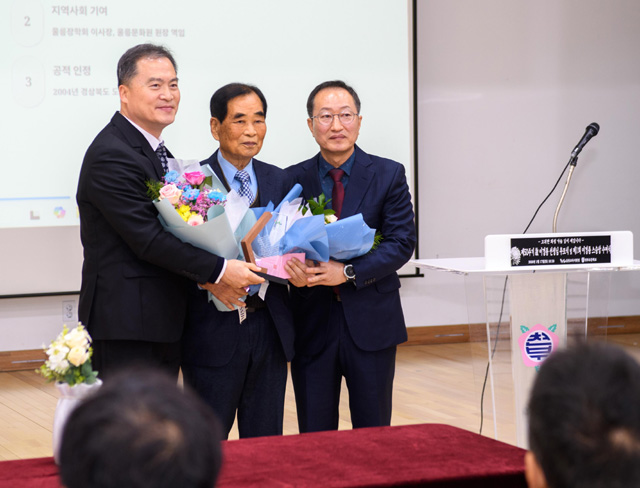 제1회 이경종 스승상을 받은 이우종 전 교장(가운데)과 이동신 울릉교육지원청 교육장(왼쪽), 스승상 제정을 마련한 김진규 전 울릉교육장이 기념사진을 찍고 있다. /울릉군