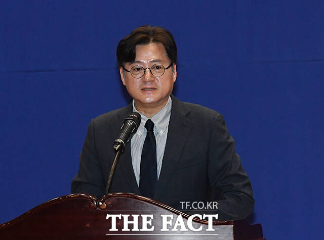 홍익표 전 더불어민주당 원내대표가 2024년 서울 여의도 국회의원회관에서 열린 제22대 국회 더불어민주당 제1기 원내대표 선출 당선자 총회에 참석해 발언을 하는 모습. /배정한 기자