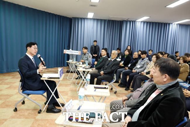 지난 12일 납양읍 새솔동에서 열린 화성시 신년인사회에서 정명근 화성시장이 QR코드로 파악한 지역 관심사 사전 설문조사를 토대로 시민들과 의견을 나누고 있다. /화성시