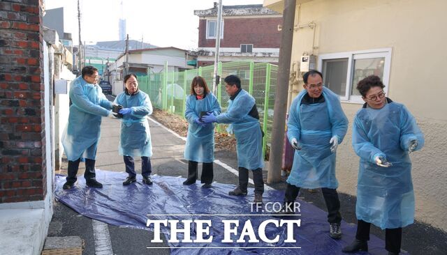 설동호 대전시교육감과 채정일 대전시교육청 공무원노조 위원장을 비롯한 조합원들이 연탄 나눔 봉사활동을 펼치고 있다. /대전시교육청