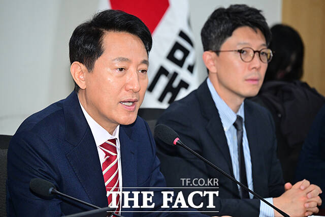 오세훈 서울시장은 18일 오후 국회 로텐더홀을 방문해 나흘째 단식 중인 장동혁 국민의힘 대표와 짧은 대화를 나눴다. 사진은 오세훈 서울시장. /더팩트 DB