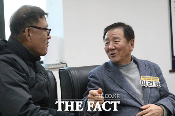이건표 희망교육포럼 대표(오른쪽)가 16일 <더팩트>와의 인터뷰에 앞서 전용선 전 한밭초등학교 교장(왼쪽)과 대전 교육에 대한 담소를 나누고 있다. /정예준 기자