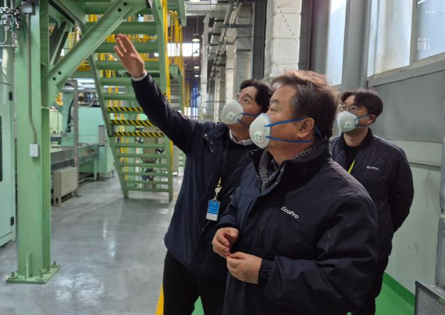 이동채 에코프로 창업주(가운데)가 지난 7일 충북 청주 에코프로비엠 연구동을 방문해 관계자들과 이야기를 나누는 모습. /에코프로