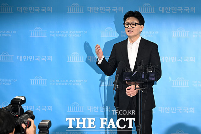 한동훈 전 국민의힘 대표가 지난 14일 오후 서울 여의도 소통관에서 기자회견을 열고 입장을 밝힌 뒤 취재진의 질문에 답하는 모습. /한동훈