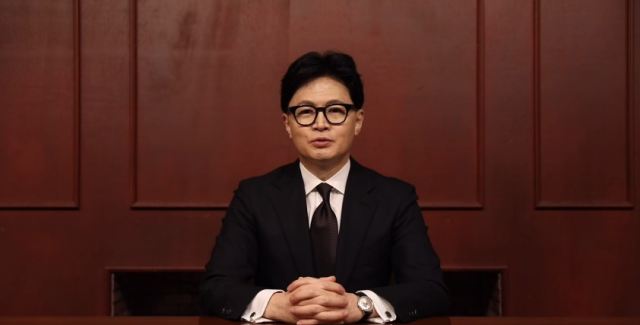 한동훈 전 국민의힘 대표는 18일 본인 페이스북에 올린 영상을 통해 이른바 당원 게시판 논란과 관련해 당 윤리위원회가 징계를 의결한 것은 정치 보복이라면서도 송구한 마음이라며 사과했다. /한 전 대표 페이스북 갈무리.