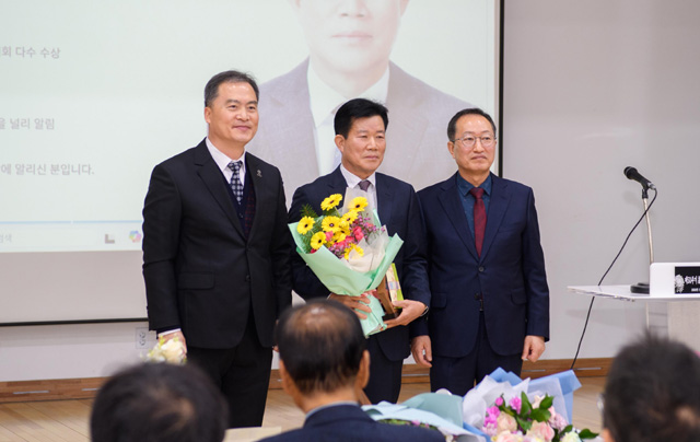 제1회 이경종 스승상을 받은 전 김동섭 교장(가운데)과 이동신 울릉교육지원청 교육장(왼쪽), 스승상 제정을 마련한 김진규 전 울릉교육장이 기념사진을 찍고 있다. /울릉군