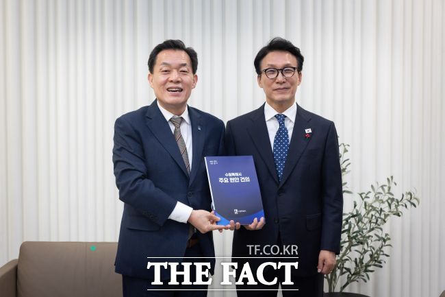 이재준 수원시장이 지난 16일 수원컨벤션센터에서 김민석 국무총리를 만나 수원 군공항 이전 등이 담긴 건의문을 전달하고 있다. /수원시