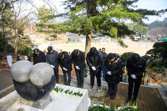 고(故) 이경종 스승 추모식 침석자들이 헌화 후 묵념을 하고 있다. /울릉군