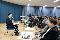  정명근 화성시장, 시민 만남 앞서 QR코드 활용 지역 관심사 설문조사