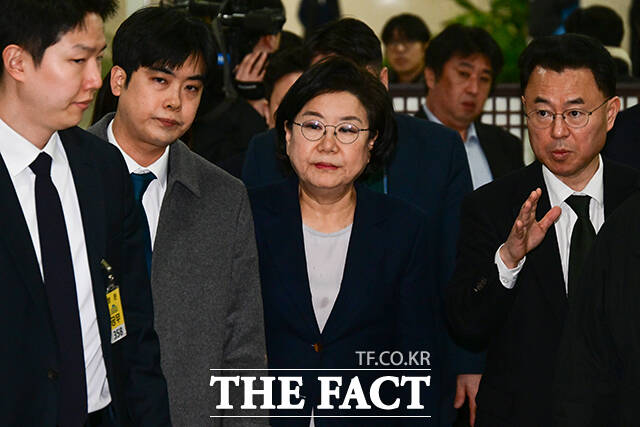 이혜훈 기획예산처 장관 후보자 인사청문회가 19일 자료 제출을 둘러싼 여야 공방으로 열리지 못하고 파행됐다. 국회에서 인사청문회 대기실로 향하는 이 후보자. /남윤호 기자