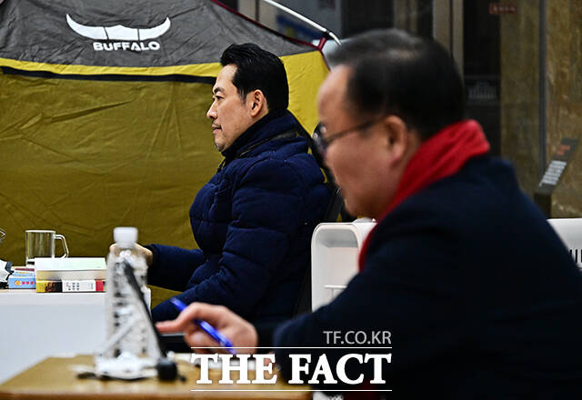 장동혁 국민의힘 대표가 19일 오후 서울 여의도 국회 로텐더홀에서 닷새째 단식을 이어가고 있다. /국회=배정한 기자